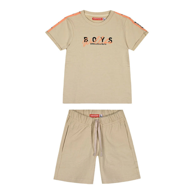 "Παιδικό σετ με μπεζ T-shirt με στάμπα 'Boys' και μπεζ σορτσάκι με κορδόνι στη μέση.