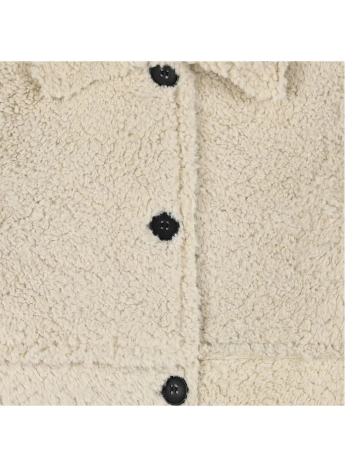 Λεπτομέρεια κουμπιών σε παιδικό μπουφάν fleece.