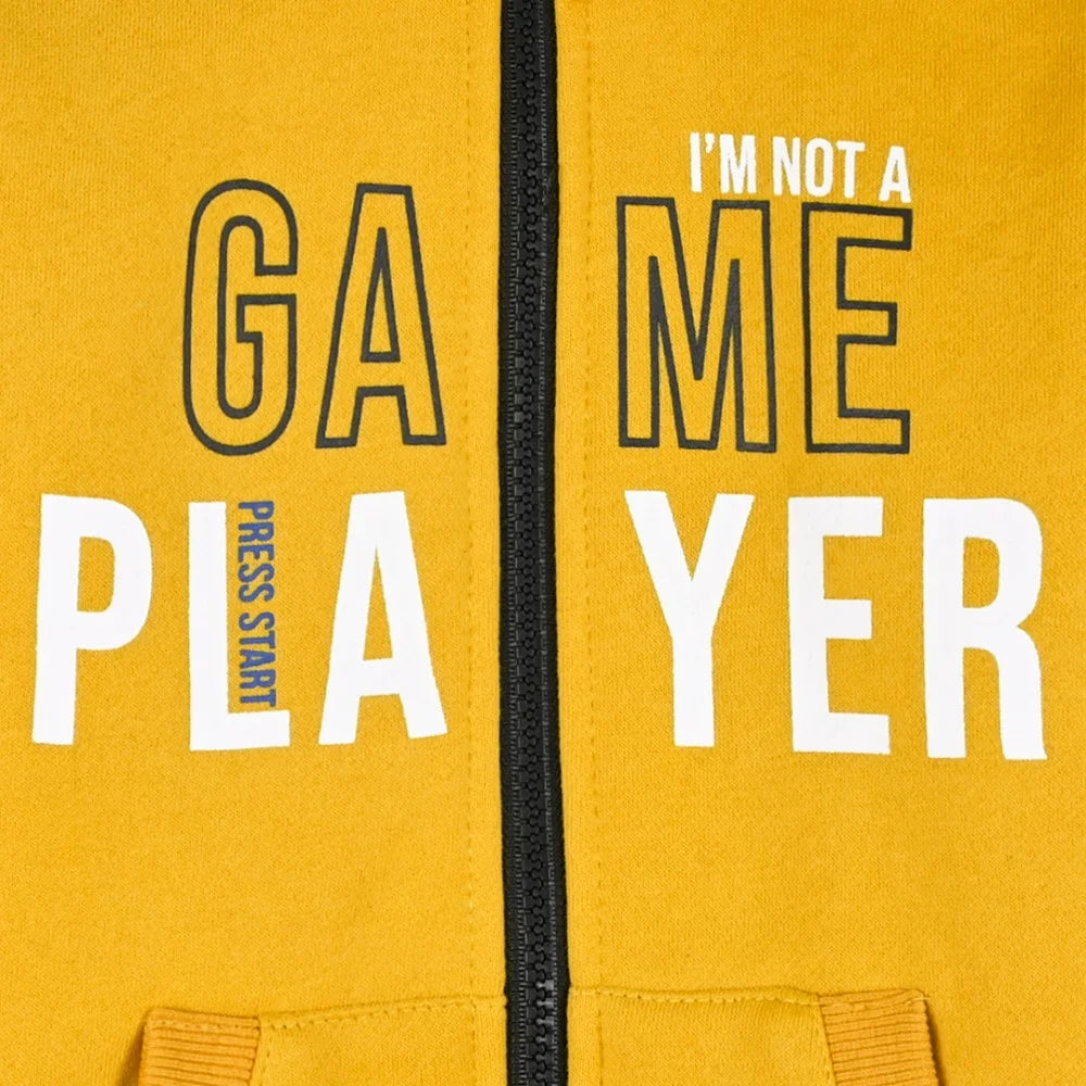 Λεπτομέρεια στάμπας Game Player σε αγορίστικο σετ φόρμας Energiers σε κίτρινο χρώμα