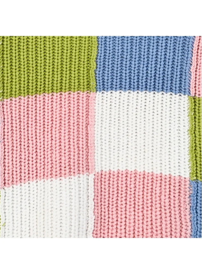 Λεπτομέρεια πλεκτής ύφανσης σε κοριτσίστικο πουλόβερ Energiers με καρό σχέδιο σε ροζ, μπλε, πράσινο και λευκό