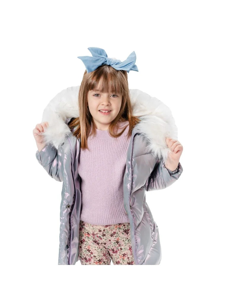 Κορίτσι φοράει ιριδίζον μεταλλιζέ παιδικό μπουφάν Energiers με κουκούλα και λευκή γούνα.
