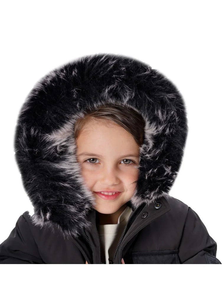 Κοντινή λήψη από κουκούλα με γούνα σε παιδικό μπουφάν parka Energiers σε μαύρο χρώμα.