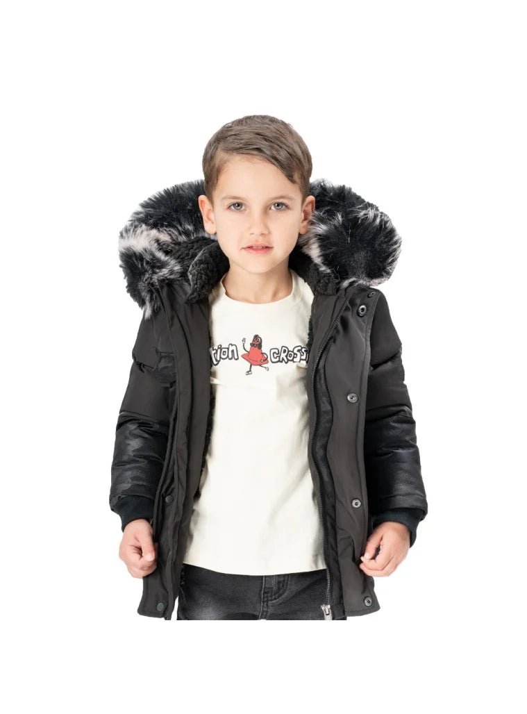 Παιδί φοράει μαύρο παιδικό μπουφάν parka Energiers με διακριτική παραλλαγή και κουκούλα με γούνα.