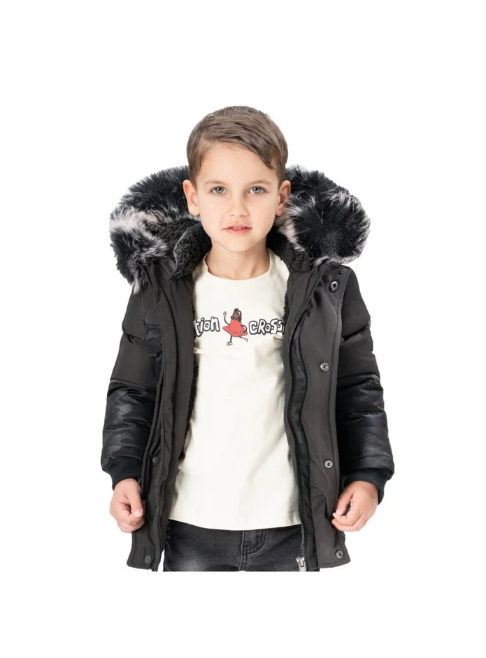 Παιδί φοράει μαύρο παιδικό μπουφάν parka Energiers με διακριτική παραλλαγή και κουκούλα με γούνα.