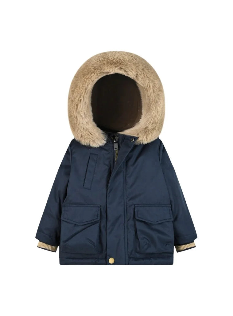 Παιδικό μπουφάν parka Energiers σε μπλε χρώμα με κουκούλα και γούνα, μεγάλες τσέπες με καπάκι και κλείσιμο με φερμουάρ – μπροστινή όψη.