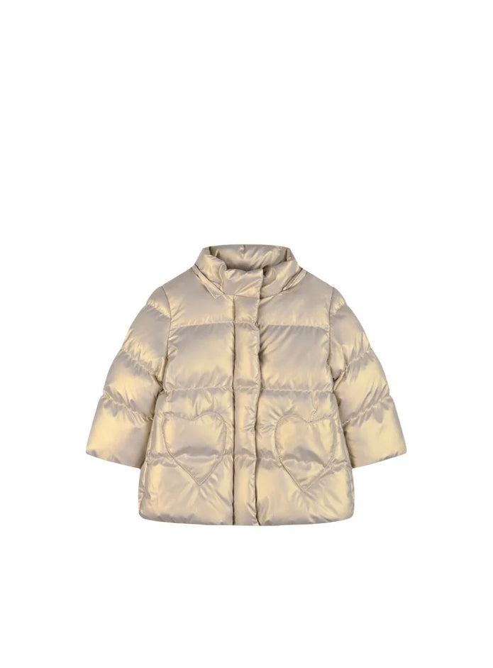 Βρεφικό μεταλλιζέ μπουφάν Energiers σε σαμπανί χρώμα με όρθιο γιακά και τσέπες καρδιά – μπροστινή όψη.