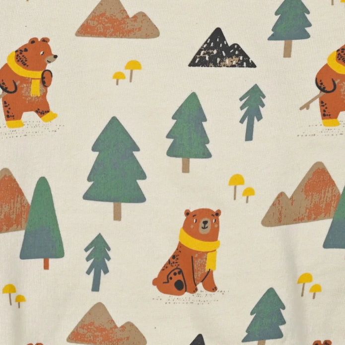 Κοντινή λήψη από εκρού ύφασμα βρεφικού σετ Energiers με σχέδιο αρκουδάκια, δέντρα και βουνά.