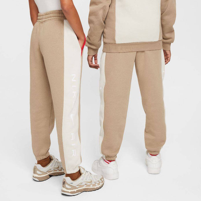 Nike παιδικό παντελόνι φόρμας Air μπεζ με κόκκινες και εκρού λεπτομέρειες στο πλάι