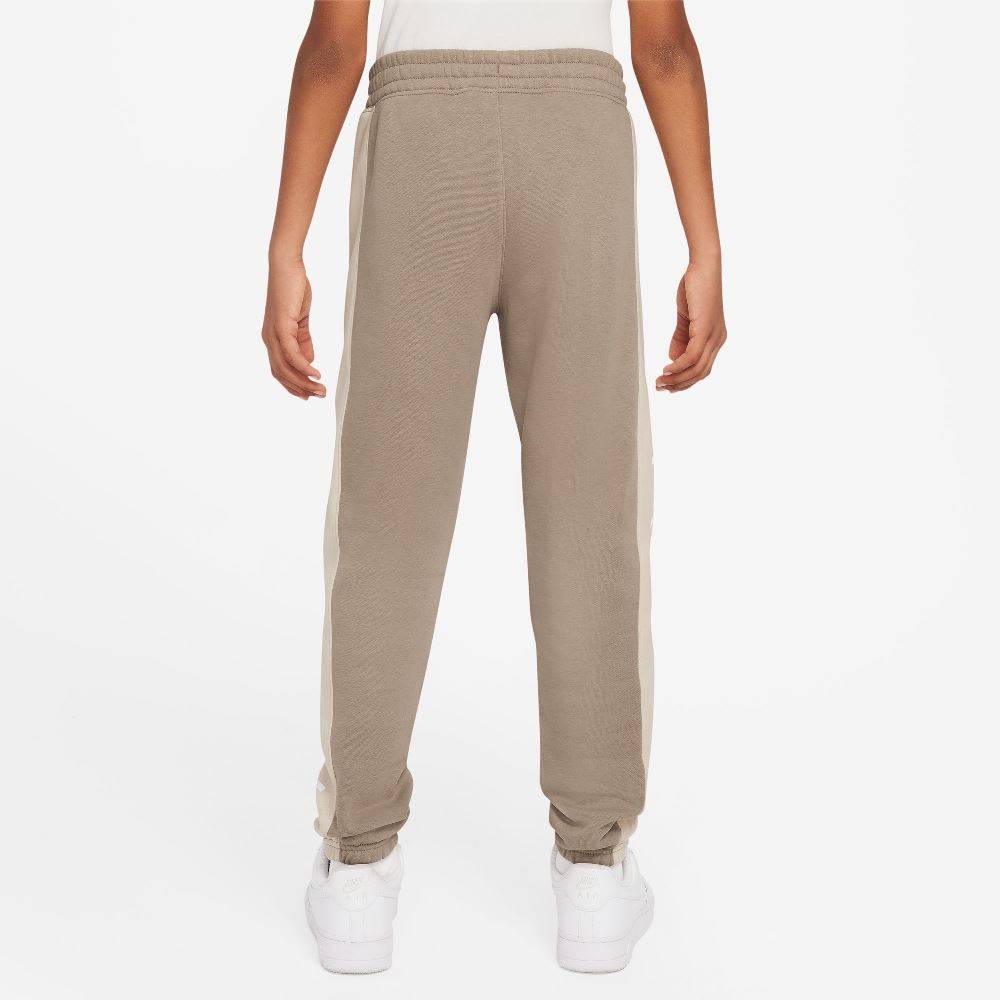 Nike παιδικό παντελόνι φόρμας Air μπεζ με κόκκινες και εκρού λεπτομέρειες στο πλάι