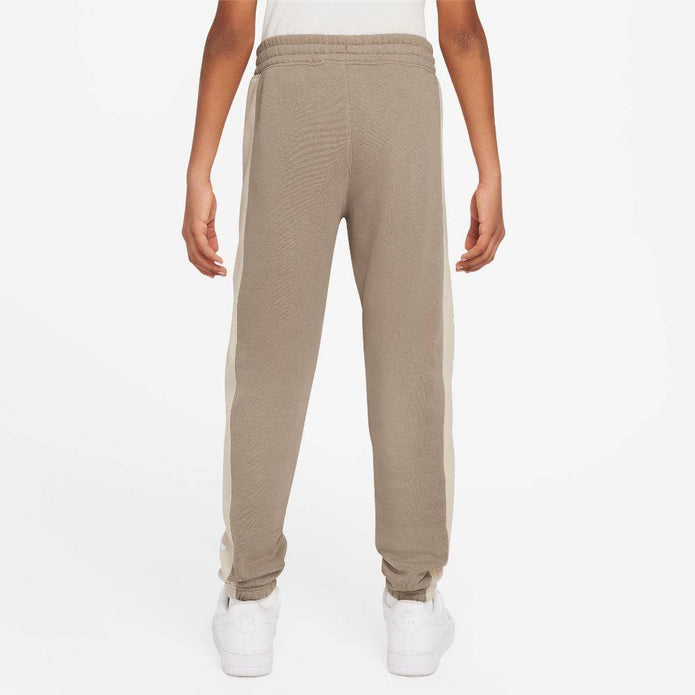 Nike παιδικό παντελόνι φόρμας Air μπεζ με κόκκινες και εκρού λεπτομέρειες στο πλάι