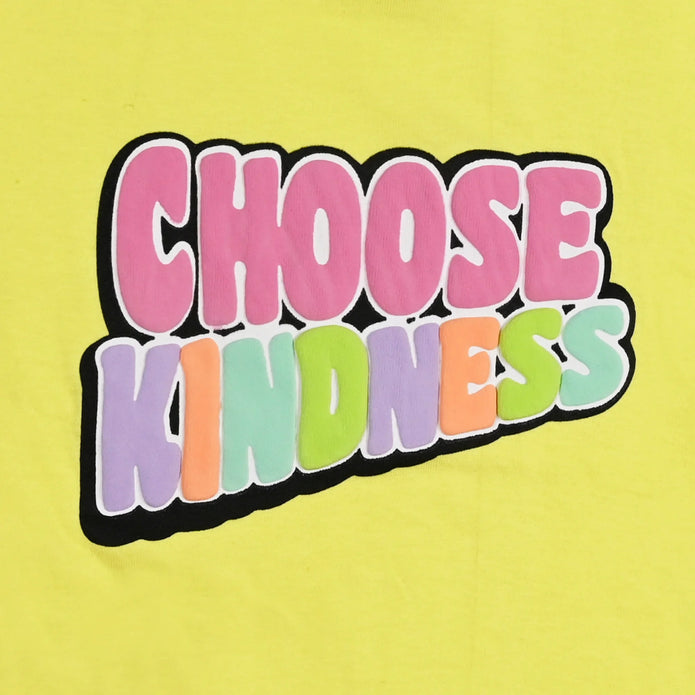Κίτρινο μπλουζάκι με στάμπα "Choose Kindness" σε πολύχρωμα γράμματα και μοβ βερμούδα.