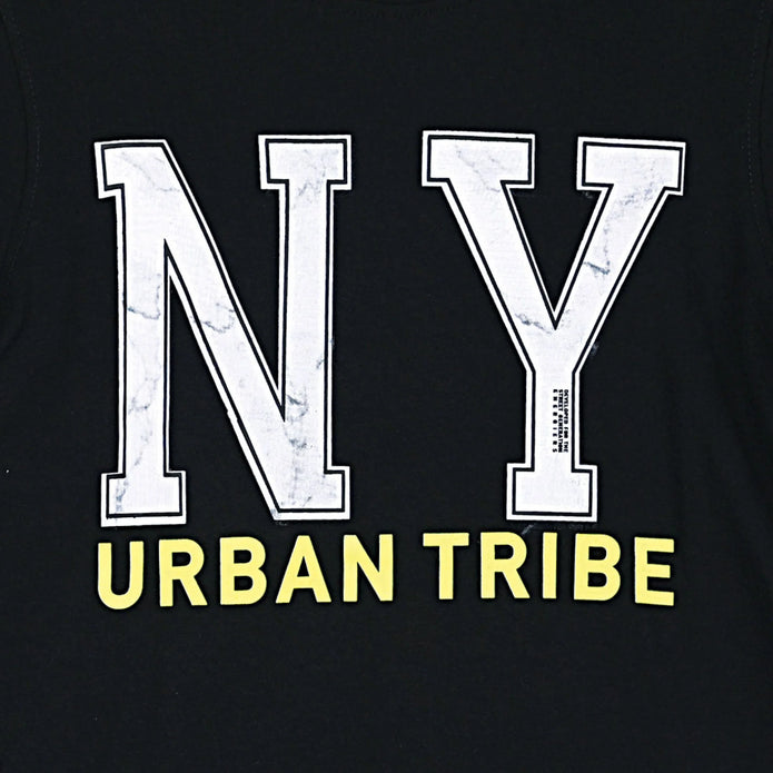 Κοντινή λήψη από μαύρο μπλουζάκι με στάμπα 