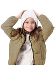 Κορίτσι με μπεζ μπουφάν και λευκό πλεκτό σκουφί