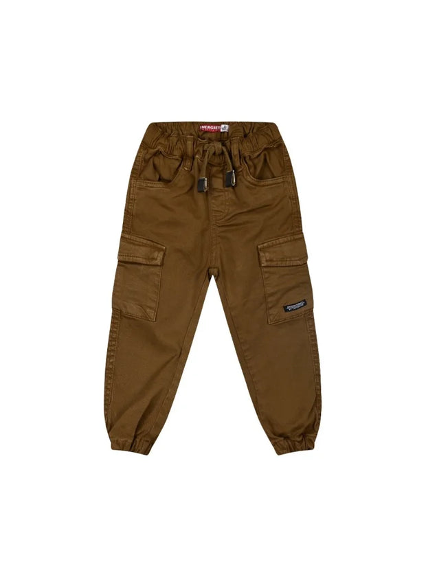 Καφέ παιδικό cargo παντελόνι με λειτουργικές τσέπες και λάστιχο στη μέση, μπροστινή όψη.