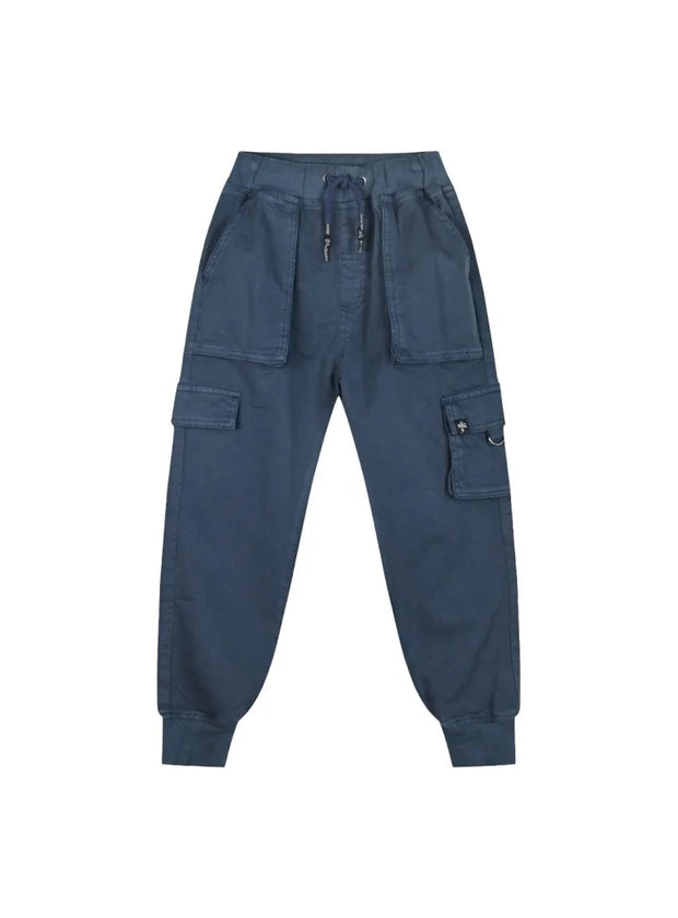 Μπροστινή όψη μπλε cargo παντελονιού με λειτουργικές τσέπες και λάστιχο στη μέση.