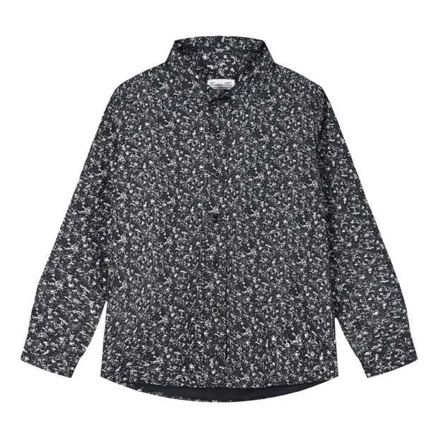 Παιδικό πουκάμισο σε μαύρο χρώμα με λευκό μοτίβο και κουμπιά.
