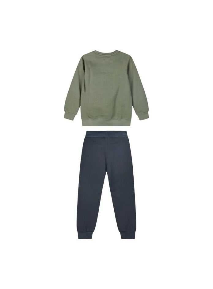 Πίσω όψη παιδικού σετ με πράσινη μπλούζα και μπλε παντελόνι