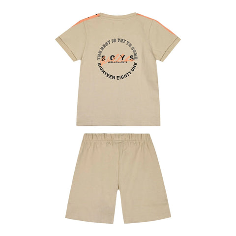 Πίσω όψη παιδικού σετ με μπεζ T-shirt και σορτσάκι σε αντίστοιχη απόχρωση