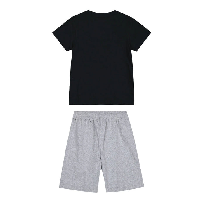 Πίσω όψη παιδικού σετ με μαύρο μπλουζάκι και γκρι σορτς