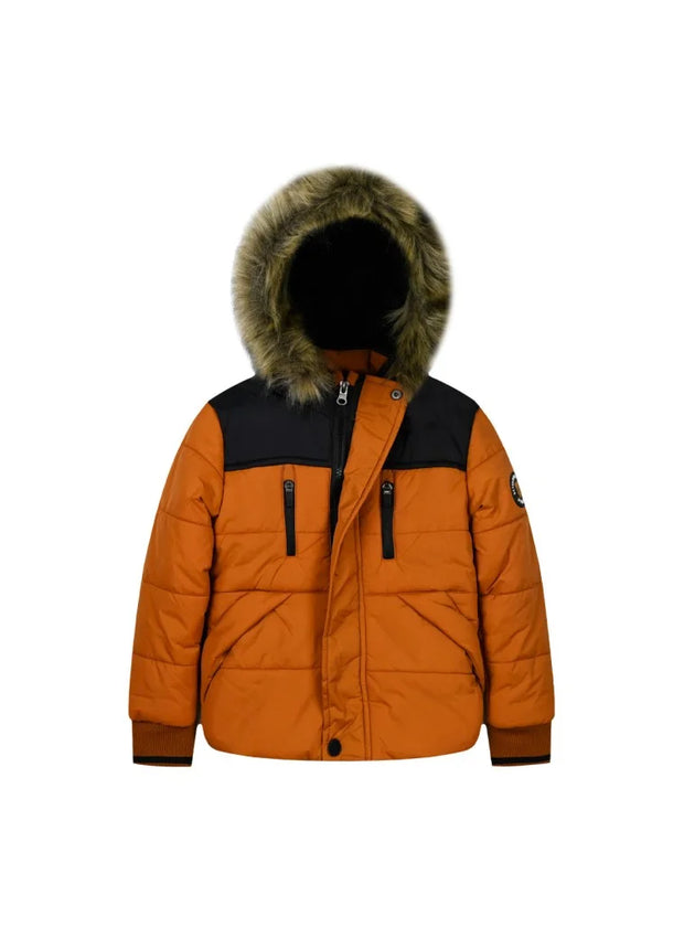 Πορτοκαλί μπουφάν αγοριού με μαύρη κουκούλα και γούνινο τελείωμα.