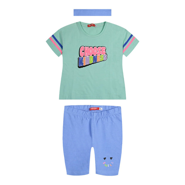 Πράσινο μπλουζάκι με στάμπα "Choose Kindness" σε πολύχρωμα γράμματα και μπλε βερμούδα.