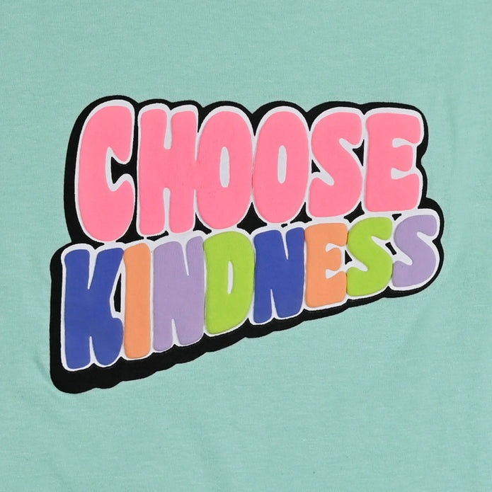 Πράσινο μπλουζάκι με στάμπα "Choose Kindness" σε πολύχρωμα γράμματα και μπλε βερμούδα.